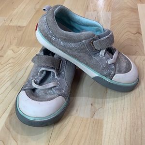 See KaiRun Velcro sneakers//Size 9T